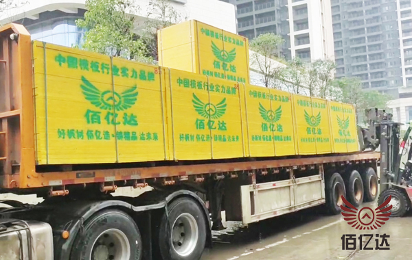 广东建筑模板卸车场景图
