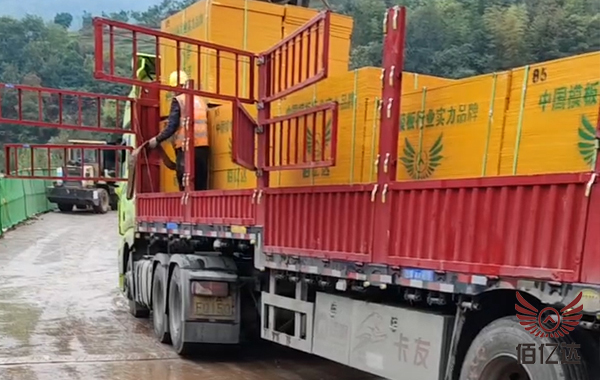 建筑模板小红板云南工地卸车图